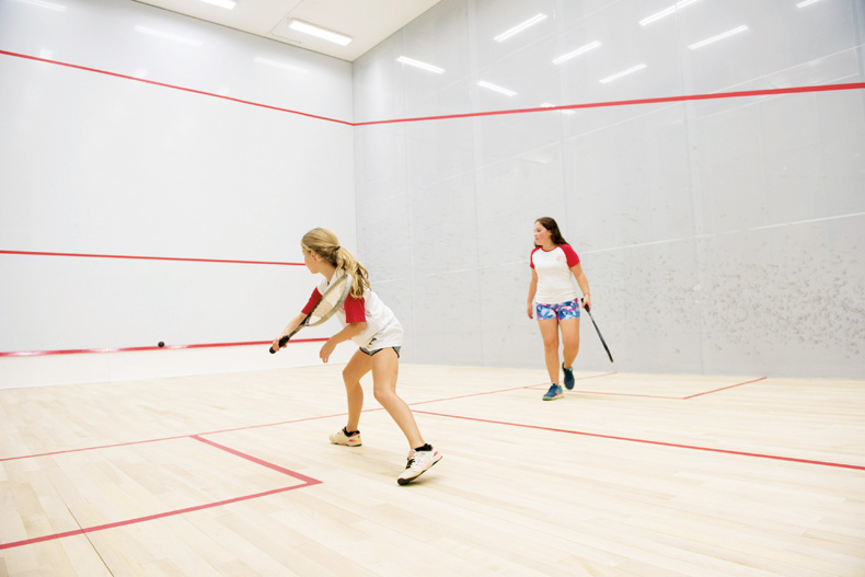 Sócios já praticam em nova quadra de squash