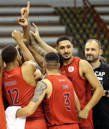 Foto Grupo de pessoas jogando basquete durante o dia – Imagem de