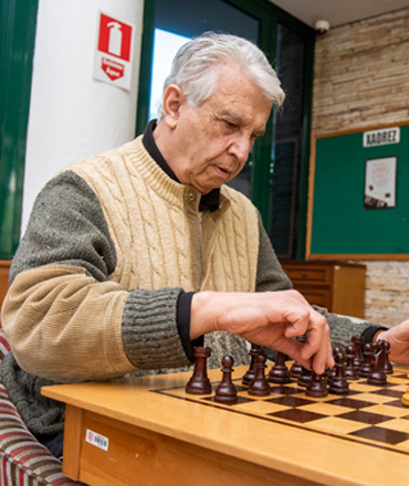 Um Velhinho Jogando xadrez  AFRID - Atividade Física e Recreativa Para a  Terceira Idade