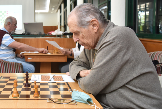 Um Velhinho Jogando xadrez  AFRID - Atividade Física e Recreativa Para a  Terceira Idade