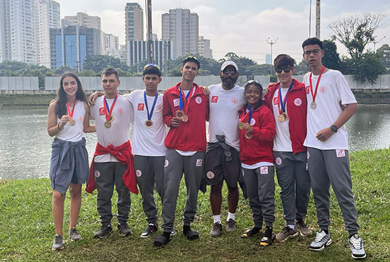 Atletas do Paulistano exibem medalhas no remo. Foto: Divulgação